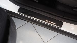 Prahové lišty - nerez s karbónovou fóliou pre CHEVROLET Trax, 2013-15
