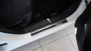 Prahové lišty - nerez s karbónovou fóliou pre Mazda 2, 2015-23